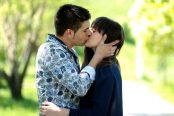 chèque d'abondance 2022 - Un couple d'amoureux qui s'embrasse dans la campagne - comment faire le chèque d'abondance